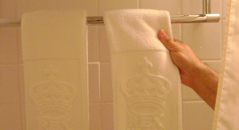 Украли полотенце. Полотенце с собой. Возьми с собой полотенце. Если тыришь полотенце в отеле.