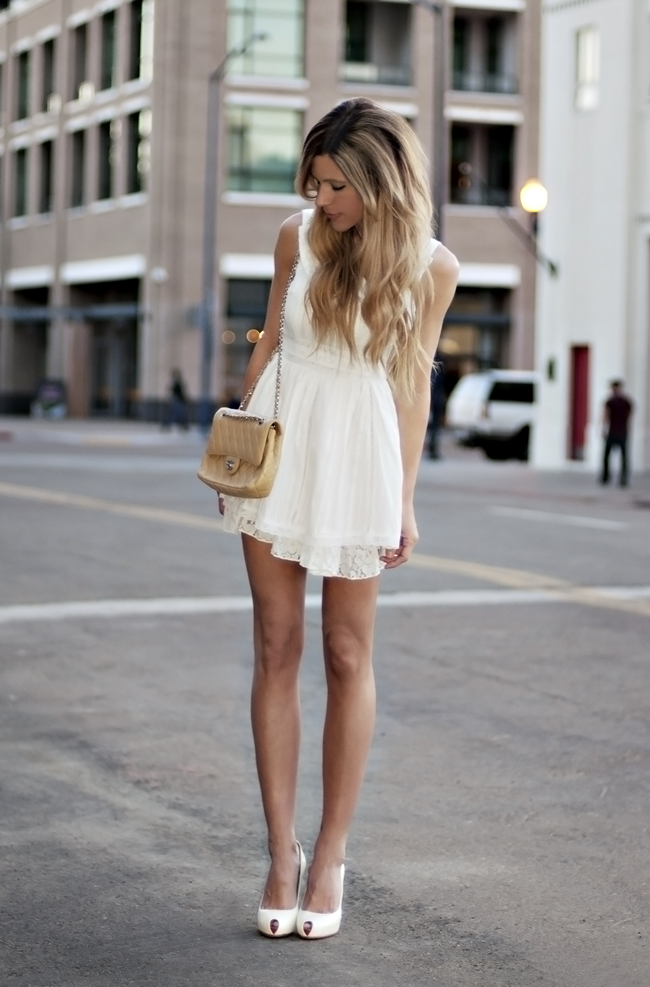 Стильные образы с платьем. Девушка в белом коротком платье. Худые девушки. Образ для худенькой девушки.